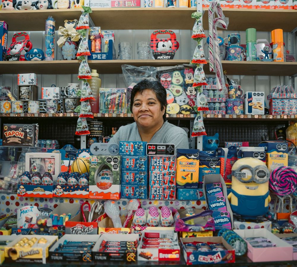 Emprendedor MYPE atendiendo su negocio