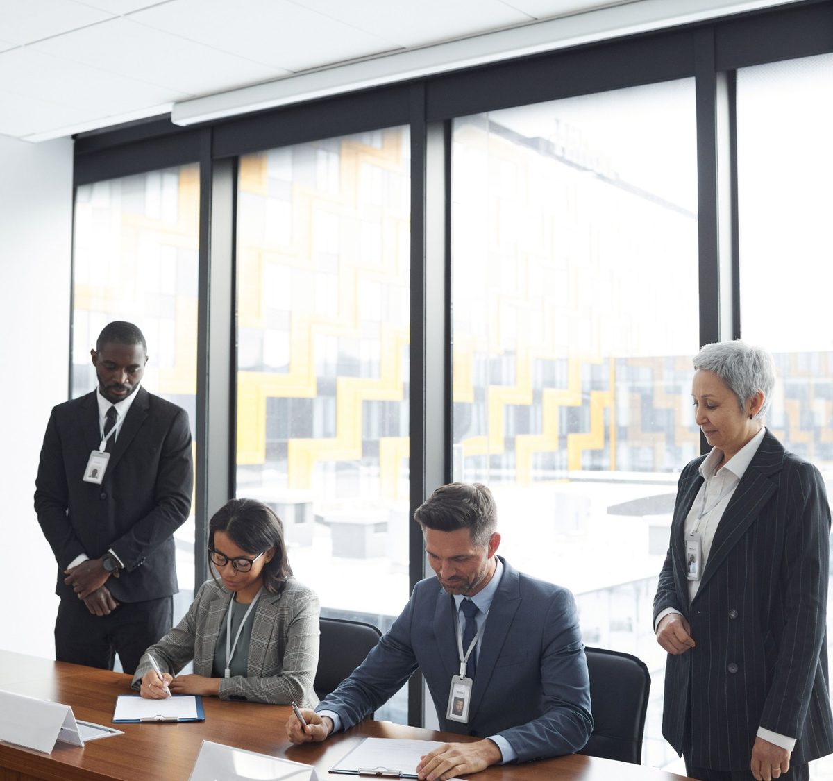 Equipo profesional formalizando acuerdos para impulsar oportunidades