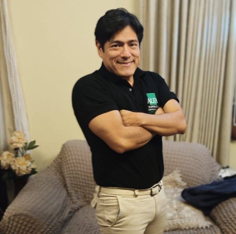 Fundador de Credi Alfa con indumentaria institucional
